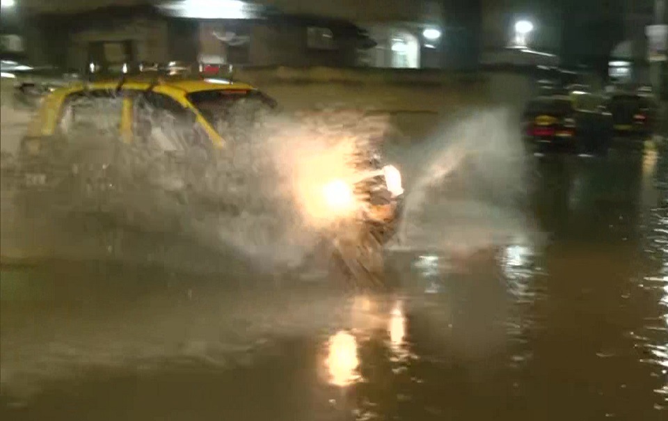 &nbsp;सायन परिसरात पावसामुळे रस्त्यावर पाणी साचलं असून त्यातून वाहनचालक वाहने चालवत आहेत.&nbsp;