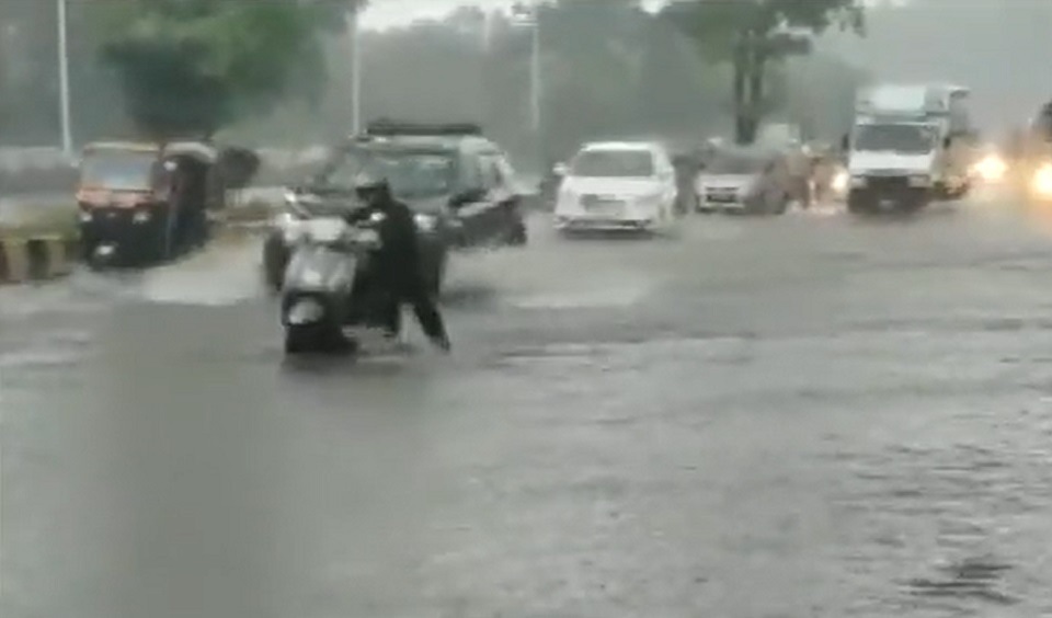 मुंबईसह उपनगरांमध्ये हवामान खात्याकडून ऑरेंज अलर्ट जारी करण्यात आला आहे.