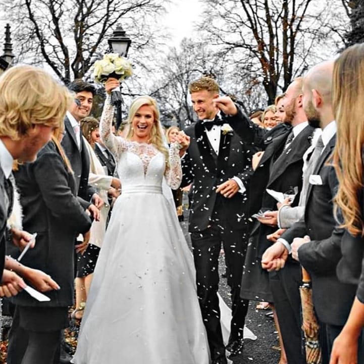 रूटचे वैयक्तिक आयुष्य हे खुपच इंटरेस्टींग आहे. क्रिकेटमधील दमदार कामगिरीसोबतच तो वैयक्तिक आयुष्यामुळेही चर्चेत राहतो. लग्नाआधी त्याचे पिता बनण्यापासून ते त्याच्या प्रेयसीला त्याच्या गुडघ्यावर बॉलीवूड स्टाईलमध्ये प्रपोज करण्यापर्यंत, रूट त्याच्या वैयक्तिक आयुष्यात किती रोमँटिक आहे, याचा अंदाज तुम्ही लावू शकता.&nbsp;