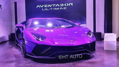 Lamborghini ने Aventador Ultima Coupe ला आतील भागात एक अद्वितीय लेझर Alcantara फॅब्रिक दिले आहे. हे फक्त या स्पेशल एडिशन कारपुरते मर्यादित आहे..