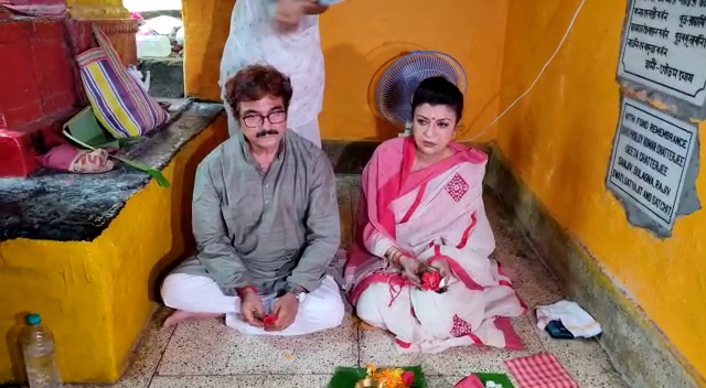 তরুণ মজুমদারের পারলৌকিক কাজে দেবশ্রী রায় ও অয়ন বন্দ্যোপাধ্যায় তরুণ মজুমদারের পারলৌকিক কাজে দেবশ্রী রায় ও অয়ন বন্দ্যোপাধ্যায়