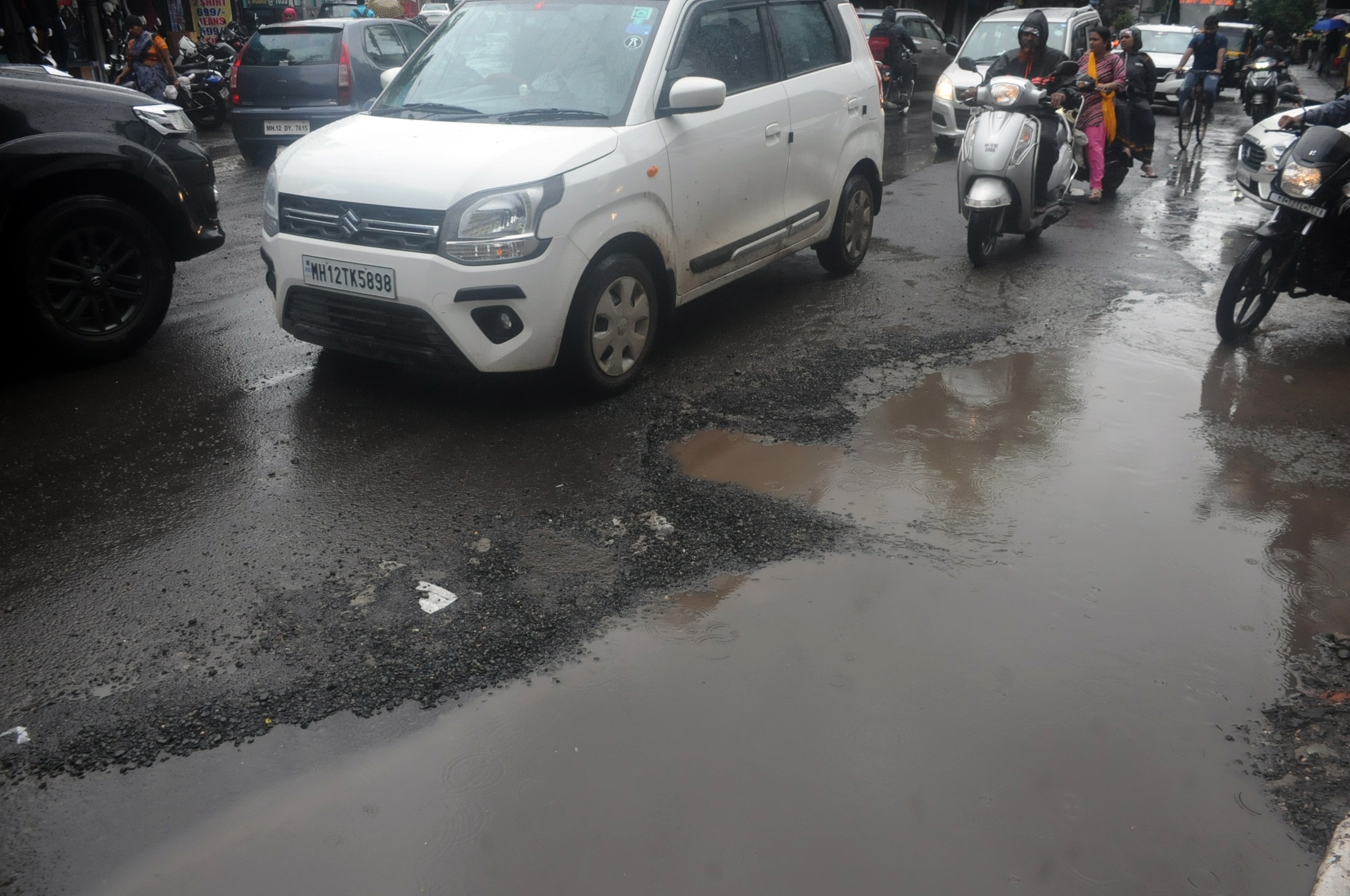 Photo काय ते पुण्यातले रस्ते, काय ते खड्डे, काय तो कारभार... काहीच