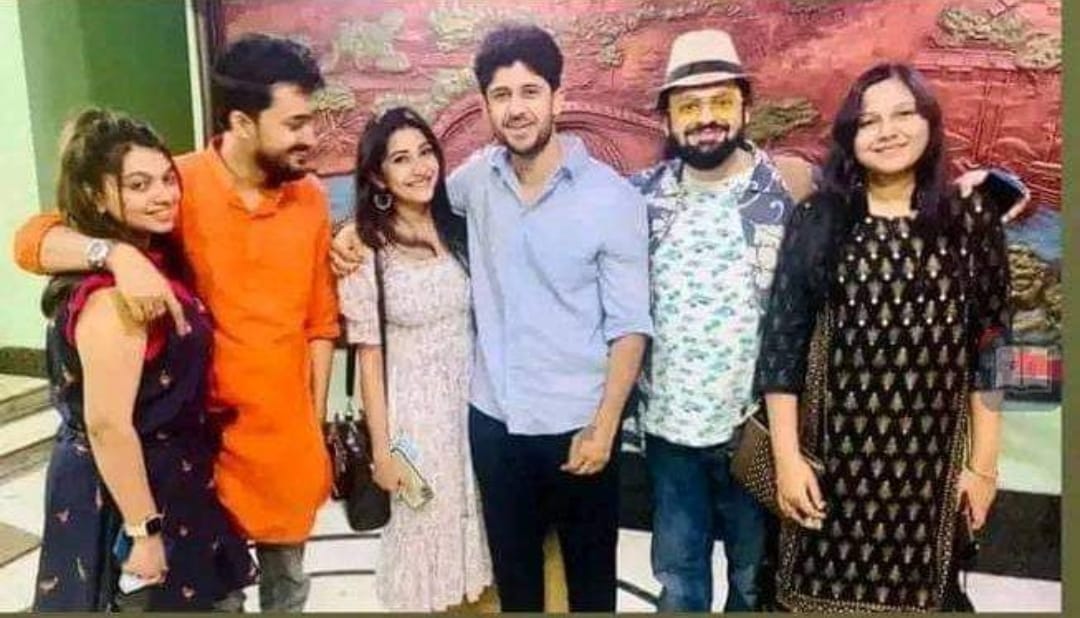একফ্রেমে লেন্সবন্দি একফ্রেমে লেন্সবন্দি