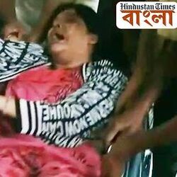 রাস্তায় বসে কেঁদে ভাসালেন অর্পিতা