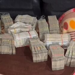 গাড়িতে ঠাসা ৫০০ টাকার নোটের বান্ডিল! হাওড়ায় কংগ্রেস বিধায়কদের গাড়ি ধরল পুলিশ গাড়িতে ঠাসা ৫০০ টাকার নোটের বান্ডিল! হাওড়ায় কংগ্রেস বিধায়কদের গাড়ি ধরল পুলিশ