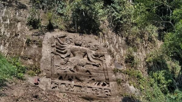 পাহাড়ের গায়ে অপূর্ব শিল্প। (ছবি সৌজন্যে, সোহিনী দেবরায়) পাহাড়ের গায়ে অপূর্ব শিল্প। (ছবি সৌজন্যে, সোহিনী দেবরায়)