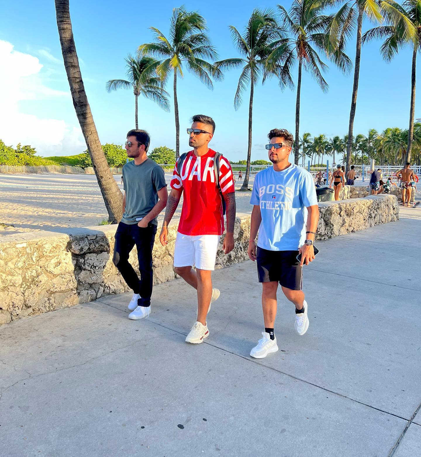 टीम इंडियाच्या खेळाडूंनी बीचवर बरीच धमाल केल्याचे त्यांच्या फोटोंवरुन दिसत आहे.