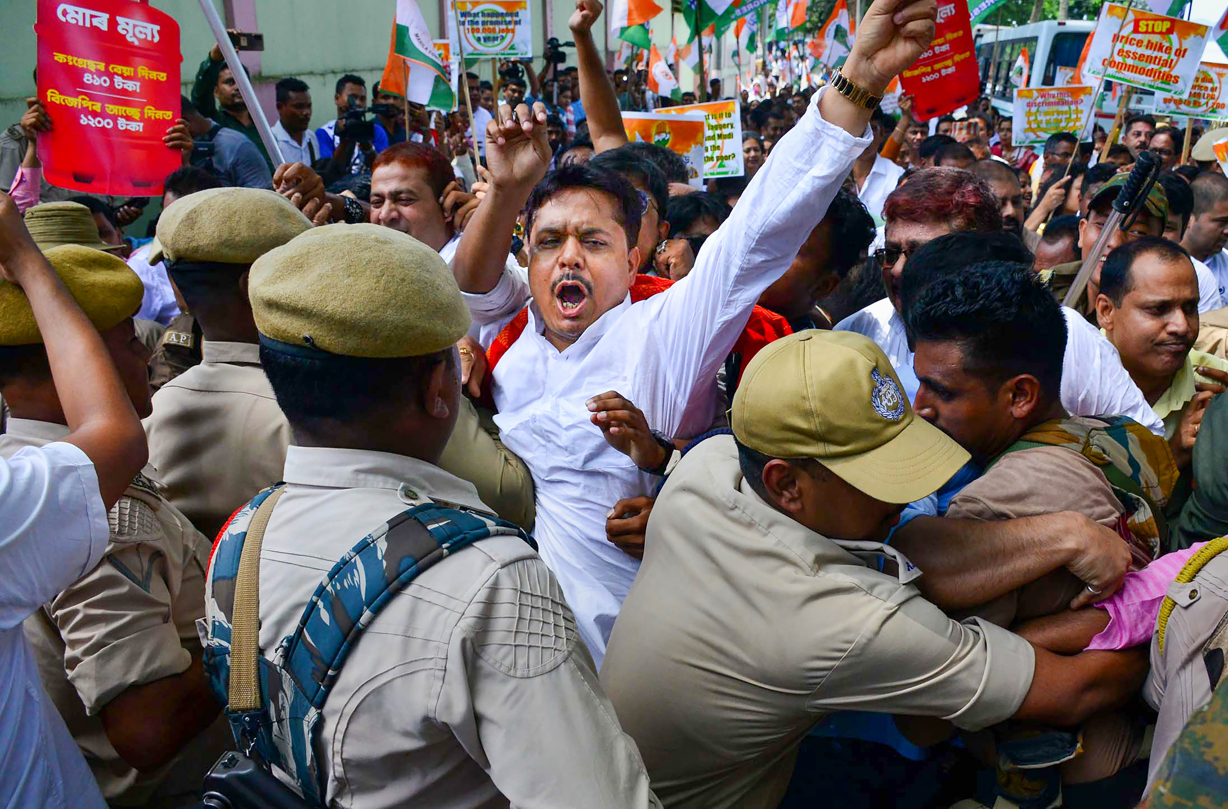 महागाई आणि बेरोजगारीविरोधात काँग्रेस आक्रमक झाले असून संसद ते राष्ट्रपती भवन असा मोर्चा काढण्यात येत आहे. मात्र हा मोर्चा रोखण्यात आला असून पोलिसांचा मोठा बंदोबस्त तैनात करण्यात आला आहे.