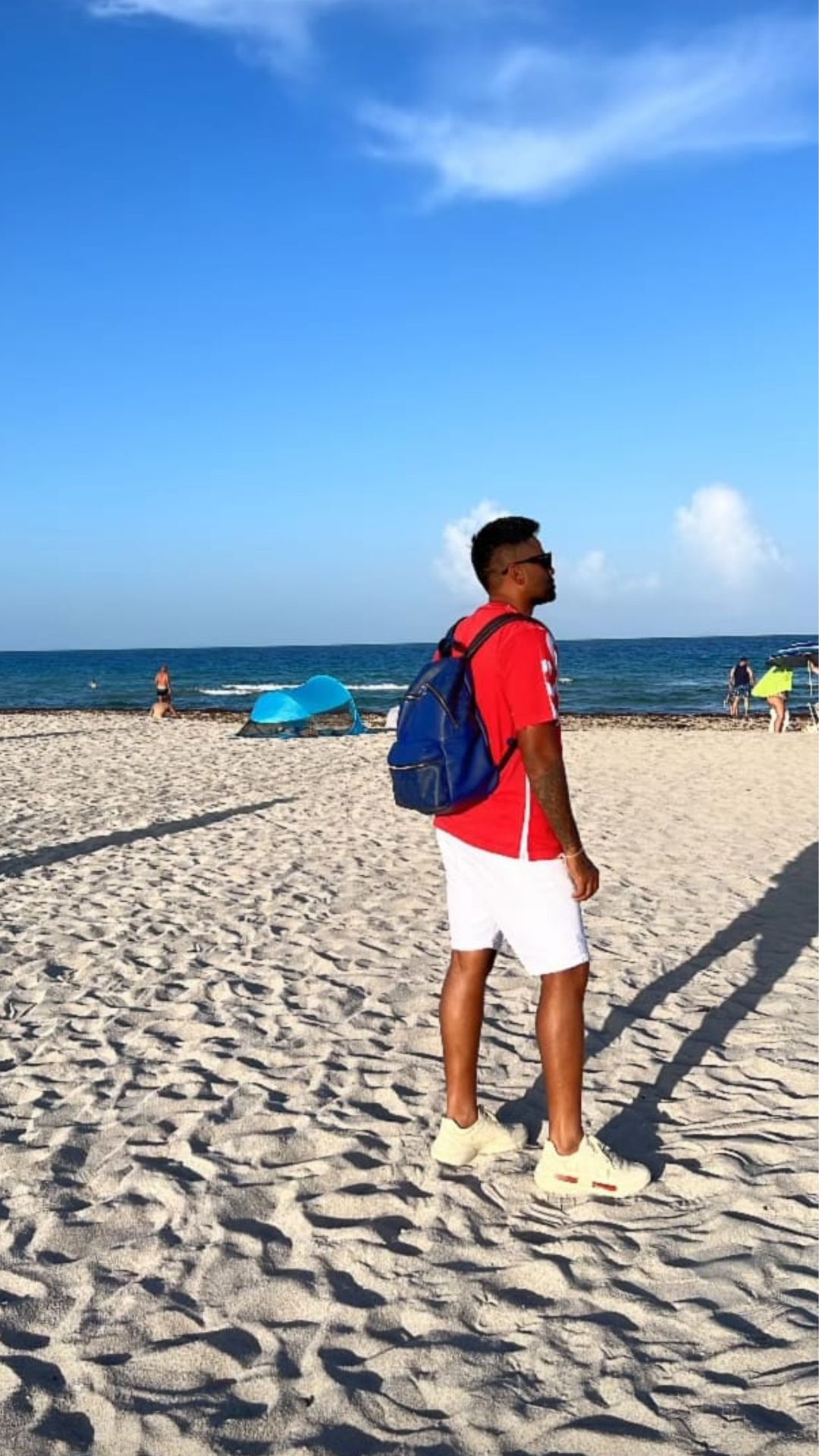 सूर्यकुमार यादवने शेअर केलेल्या दुसऱ्या फोटोमध्ये तो लाल रंगाचा टी-शर्ट आणि पांढऱ्या रंगाच्या शॉर्ट्समध्ये दिसत आहे. सुर्याने फोटोसाठी शानदार पोजही दिल्याचे दिसत आहे.