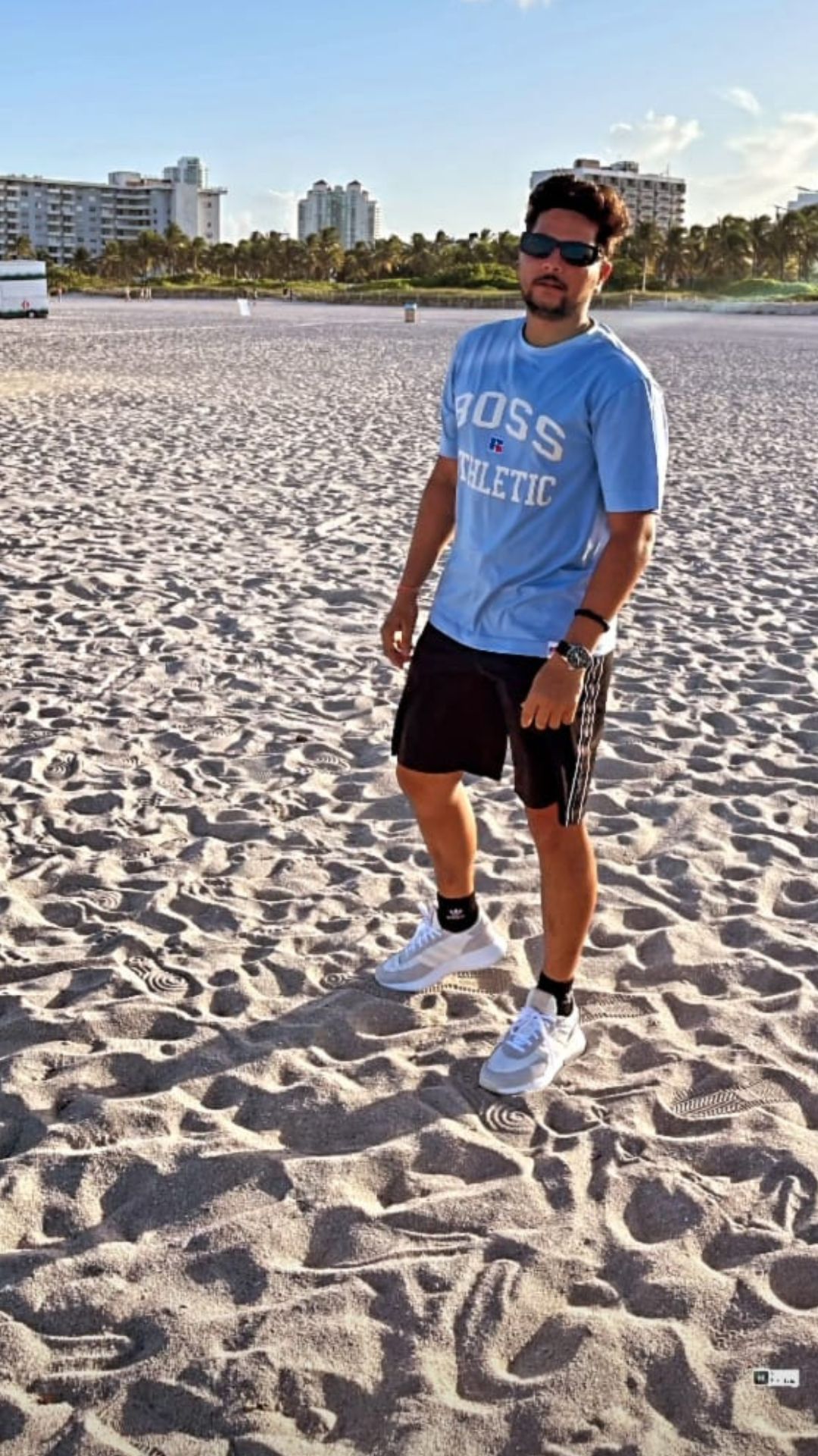 कुलदीप यादवने त्याच्या इन्स्टास्टोरीमध्ये स्वतःचा एक फोटो शेअर केला आहे, ज्यामध्ये तो काळा चष्मा लावलेला दिसत आहे. कुलदीपने काळ्या रंगाचे शॉट्स आणि आकाशी रंगाचा टी-शर्ट घातला आहे.