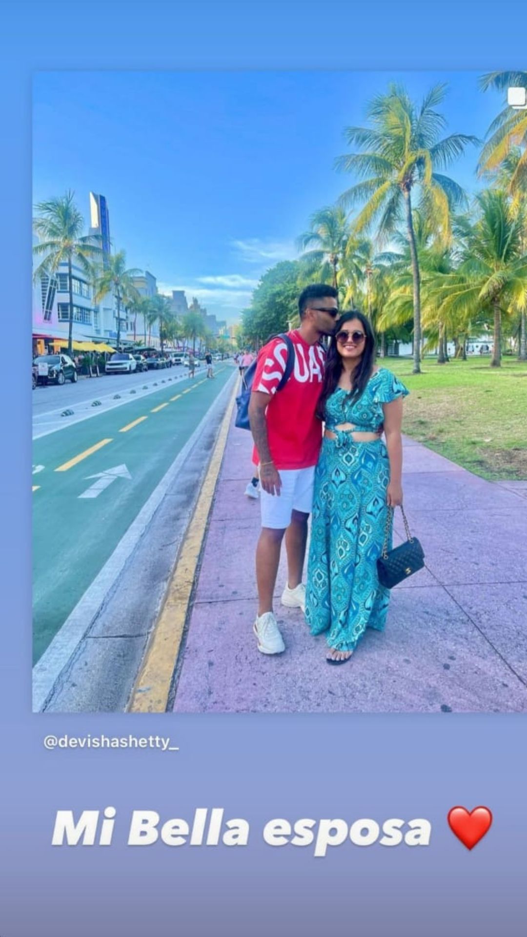 सूर्यकुमार यादवने त्याच्या इंस्टाग्राम स्टोरीमध्ये पत्नी देवीशा शेट्टी सोबतचा एक फोटो शेअर केला आहे. टीम इंडियाचा हा फलंदाज खूपच रोमँटिक मूडमध्ये दिसत आहे.