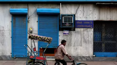 कॅनरा बँकेने २ कोटींवरील मुदत ठेवींचे व्याजदरात बदल केले आहेत आणि नवीन व्याजदर ८ ऑगस्ट २०२२ पासून लागू केले आहेत. बँक ७ दिवस ते १० दिवसांच्या कालावधींच्या एफडीवर २.९० टक्के व्याजदर ऑफर करत आहे. तिथेच बँक सामान्य लोकांसाठी हा व्याजदर २.९० टक्के असेल आणि जेष्ठ नागरिकांसाठी हाच व्याजदर ६.२५ टक्के इतका असेल. <p>कॅनरा बँकेने २ कोटींवरील मुदत ठेवींचे व्याजदरात बदल केले आहेत आणि नवीन व्याजदर ८ ऑगस्ट २०२२ पासून लागू केले आहेत. बँक ७ दिवस ते १० दिवसांच्या कालावधींच्या एफडीवर २.९० टक्के व्याजदर ऑफर करत आहे. तिथेच बँक सामान्य लोकांसाठी हा व्याजदर २.९० टक्के असेल आणि जेष्ठ नागरिकांसाठी हाच व्याजदर ६.२५ टक्के इतका असेल.</p>