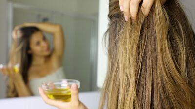 केसांना निरोगी ठेवण्यासाठी केसांना नियमित तेल लावण्याची अनेकांना सवय असते. मात्र केसांना तेल लावताना काही गोष्टी लक्षात ठेवायला हव्यात. जे केस गळणे कमी करेल, केस वाढण्यास मदत करेल. मात्र, तेल नीट न लावल्यास याचे उलट परिणाम होऊ शकतात.