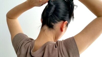 असे बरेच लोक आहेत जे केसांना तेल लावल्यानंतर लगेच कंगवा करतात किंवा घट्ट वेणी बांधतात. यामुळेही केस तुटतात. कारण तेल लावल्यावर केस अधिक नाजूक होतात. अगदी स्प्लिट एंड्स होतात.