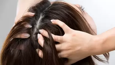 बरेच लोक केसांना तेल लावल्यानंतर अगदी कडक हातांनी डोक्याला मसाज करतात. ज्यामुळे केसांचे नुकसान होते आणि केस तुटण्याचीही शक्यता असते. डोक्याला तेल लावल्यानंतर हलक्या हातांनी ५ मिनिटे मसाज करणे पुरेसे आहे.