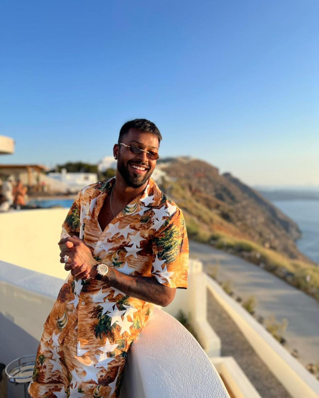 फलंदाजीव्यतिरिक्त हार्दिकचा गोलंदाजीचा फॉर्मही सध्या चांगला आहे. त्यामुळे कर्णधार रोहित शर्मा पांड्याला ४ षटके टाकण्याची संधी देऊ शकतो. फलंदाजीव्यतिरिक्त हार्दिकचा गोलंदाजीचा फॉर्मही सध्या चांगला आहे. त्यामुळे कर्णधार रोहित शर्मा पांड्याला ४ षटके टाकण्याची संधी देऊ शकतो.