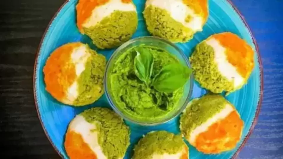 <p>टेस्टी आणि हेल्दी तिरंगा इडली</p>