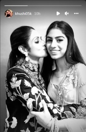 শ্রীদেবীর সঙ্গে ছোট মেয়ে খুশী কাপুর শ্রীদেবীর সঙ্গে ছোট মেয়ে খুশী কাপুর