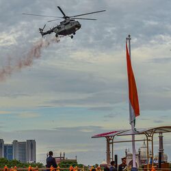 লালকেল্লায় তেরঙা উত্তোলন হতে অবিস্মরণীয় পুষ্পবর্ষণ ভারতীয় বায়ুসেনার MI 17 চপারের