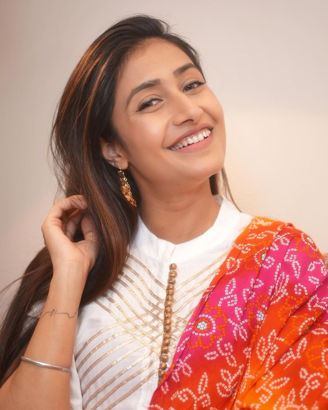 भारतीय क्रिकेट संघातील खेळाडूंशिवाय त्यांच्या कुटुंबानेही स्वातंत्र्याचा उत्सव साजरा केला. स्टार फिरकीपटू युझवेंद्र चहलची पत्नी धनश्री वर्मानेही पारंपारिक लूकमध्ये फोटो शेअर केले आणि चाहत्यांना स्वातंत्र्य दिनाच्या शुभेच्छा दिल्या. भारतीय क्रिकेट संघातील खेळाडूंशिवाय त्यांच्या कुटुंबानेही स्वातंत्र्याचा उत्सव साजरा केला. स्टार फिरकीपटू युझवेंद्र चहलची पत्नी धनश्री वर्मानेही पारंपारिक लूकमध्ये फोटो शेअर केले आणि चाहत्यांना स्वातंत्र्य दिनाच्या शुभेच्छा दिल्या.