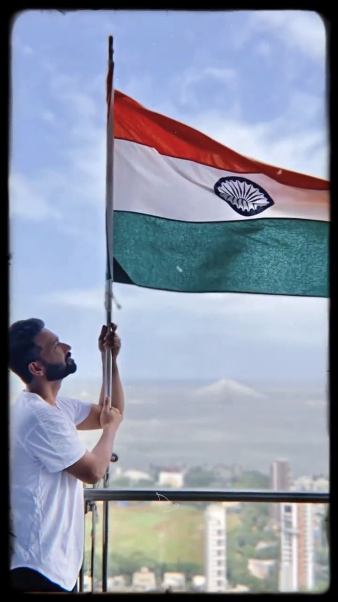 बॉर्डर गावस्करर ट्रॉफी जिंकवून देणारा कर्णधार अजिंक्य रहाणेनंही भारतीयांना स्वातंत्र्य दिवसाच्या शुभेच्छा दिल्या आहेत. या निमित्ताने त्याने इन्स्टाग्रामवरवर एक खास व्हिडीओ शेअर केला आहे.