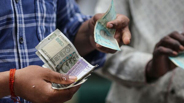 মহার্ঘ ভাতা (ডিএ বা ডিয়ারনেস অ্যালোওয়েন্স) নিয়ে কলকাতা হাইকোর্টের রায় পুনর্বিবেচনার যে আর্জি জানিয়েছিল রাজ্য সরকার, তা নথিভুক্ত হল (অর্থাৎ লিস্টিং হয়েছে)। আগামী ২৯ অগস্ট বিচারপতি হরিশ ট্যান্ডন ও বিচারপতি রবীন্দ্রনাথ সামন্তের ডিভিশন বেঞ্চে শুনানি হবে। (ছবিটি প্রতীকী, সৌজন্যে ব্লুমবার্গ) মহার্ঘ ভাতা (ডিএ বা ডিয়ারনেস অ্যালোওয়েন্স) নিয়ে কলকাতা হাইকোর্টের রায় পুনর্বিবেচনার যে আর্জি জানিয়েছিল রাজ্য সরকার, তা নথিভুক্ত হল (অর্থাৎ লিস্টিং হয়েছে)। আগামী ২৯ অগস্ট বিচারপতি হরিশ ট্যান্ডন ও বিচারপতি রবীন্দ্রনাথ সামন্তের ডিভিশন বেঞ্চে শুনানি হবে। (ছবিটি প্রতীকী, সৌজন্যে ব্লুমবার্গ)