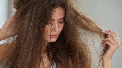 विविध कारणांमुळे केस कोरडे होऊ शकतात. यामध्ये प्रदूषणाबरोबरच आहारातील समस्याही आहेत. आणि केसांचा हा कोरडेपणा त्यांच्या आरोग्यासाठी अजिबात चांगला नाही. परिणामी, केस जास्त काळ कोरडे राहिल्यास ते गुंता होऊ शकतात.