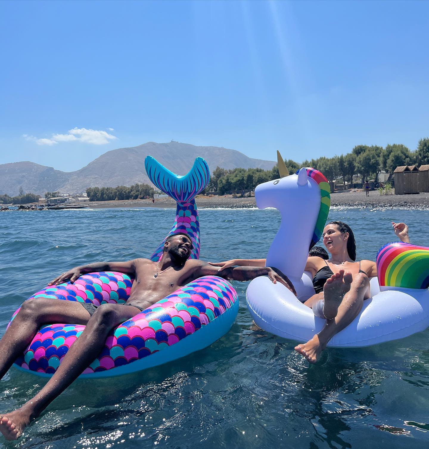 नतासा आणि हार्दिक काही दिवसांपूर्वी ग्रीसमधील सॅंटोरिनी बेटावर सुट्टी घालवण्यासाठी गेले होते. त्यांच्यासोबत त्यांचा मुलगा अगस्त्यही होता. फोटोंमध्ये पांड्या कुटुंब समुद्र आणि बीचचा आनंद लुटताना दिसत आहे. नतासा आणि हार्दिक काही दिवसांपूर्वी ग्रीसमधील सॅंटोरिनी बेटावर सुट्टी घालवण्यासाठी गेले होते. त्यांच्यासोबत त्यांचा मुलगा अगस्त्यही होता. फोटोंमध्ये पांड्या कुटुंब समुद्र आणि बीचचा आनंद लुटताना दिसत आहे.