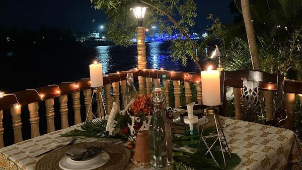গঙ্গার ধারে সুদৃশ্য বসার জায়গা। গঙ্গার ধারে সুদৃশ্য বসার জায়গা।