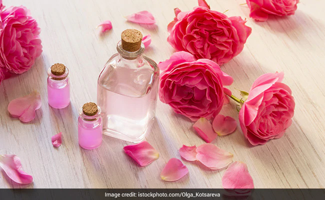 రోజ్ వాటర్‌ను ఎలా తయారు చేయాలి? 2 గులాబీలను తీసుకుని వాటి నుండి రేకులను వేరు చేయండి. అవి మురికిగా ఉండకుండా శుభ్రమైన నీటితో కడగాలి. ఇప్పుడు ఒక సాస్పాన్‌లో 2 కప్పుల వేడి నీటిని మరిగించండి.
