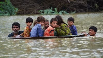 हजारो लोकांची घरं पूराच्या पाण्यात बुडाल्यानं लोकांना वाचवण्यासाठी प्रशासनानं मदत व बचावकार्य सुरू केलं आहे. याशिवाय आतापर्यंत पाकिस्तानात विविध प्रांतात पूरामुळं ९०० लोकांचा मृत्यू झाला आहे.
