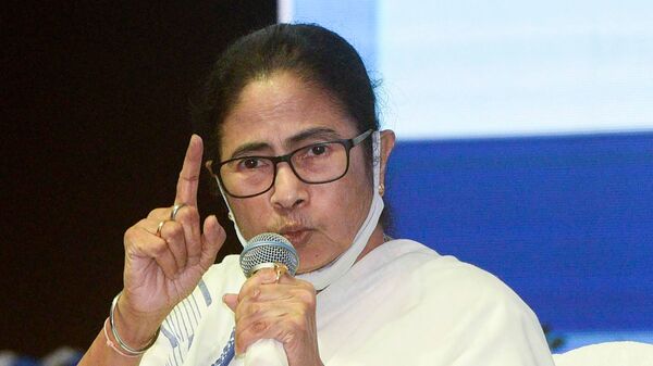 Mamata Banerjee ‘আমরা কি চাকর বাকর নেতাজি মূর্তি উন্মোচন অনুষ্ঠানে আমন্ত্রণ নিয়ে ক্ষুব্ধ 7299