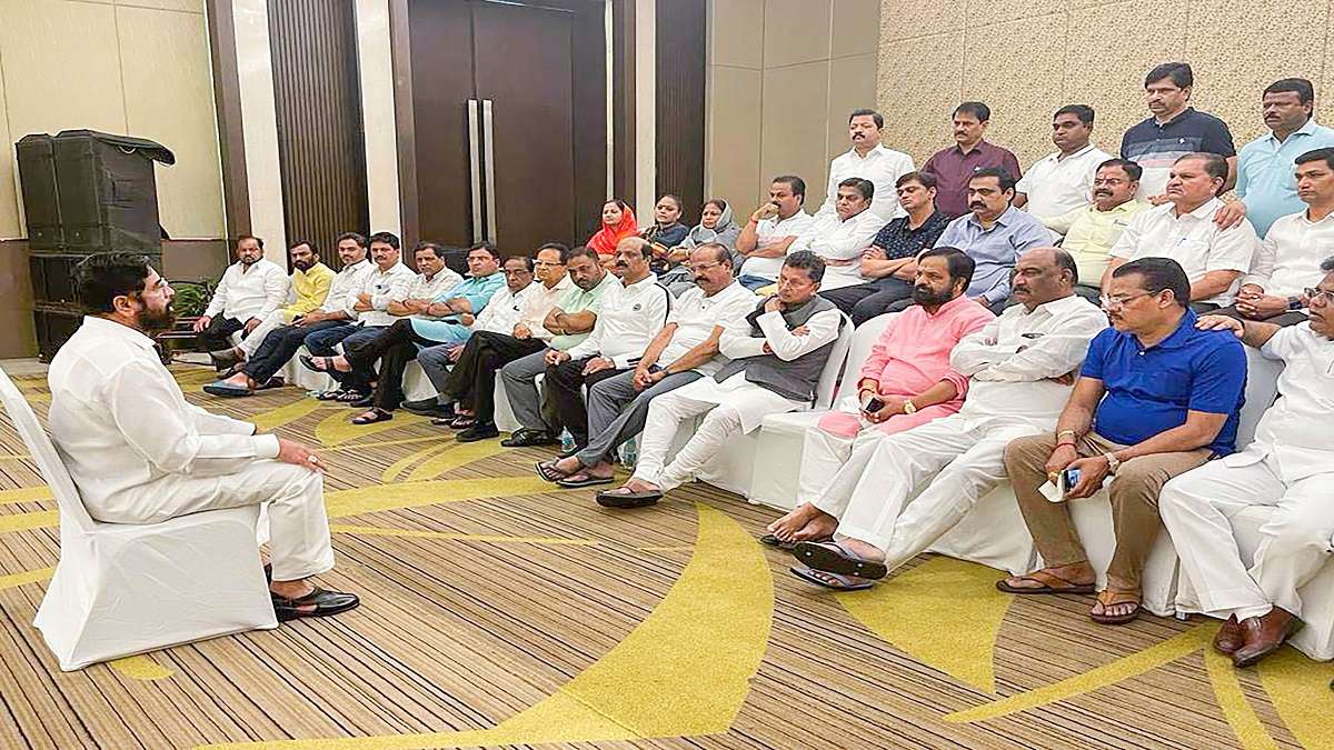 Eknath Shinde Paithan Visit : मुख्यमंत्रीपदाची शपथ घेतल्यानंतर एकनाथ शिंदे हे आज चौथ्यांदा औरंगाबाद जिल्ह्याच्या दौऱ्यावर आहेत. या दौऱ्यात ते भुमरेंच्या मतदारसंघात सभा घेऊन त्यांच्या निवासस्थानी भेट देणार आहेत.