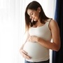 <p>"तुम्ही प्रेग्नंट होण्यापूर्वी, तुमचे वजन जास्त असल्यास आणि नियमित शारीरिक हालचाली करून तुम्ही जेस्टेशनल डायबिटीज म्हणजेच गर्भधारणेचा मधुमेह टाळू शकता. तुम्ही आधीच गर्भवती असल्यास वजन कमी करण्याचा प्रयत्न करू नका. तुमच्या बाळाला निरोगी होण्यासाठी तुम्हाला थोडे वजन वाढवणे आवश्यक आहे, पण खूप लवकर नाही. तुम्ही गरोदर असताना जास्त साखर खाल्ल्याने तुम्हाला गर्भावस्थेतील मधुमेह आणि प्री-एक्लॅम्पसियाचा धोका वाढू शकतो आणि तुमच्या बाळाचे पुढील आयुष्यात जास्त वजन होण्याचा धोका वाढू शकतो,” असे पोषणतज्ञ करिश्मा शाह यांनी त्यांच्या इंस्टाग्रामवरील लेटेस्ट पोस्टमध्ये सांगितले आहे.</p>