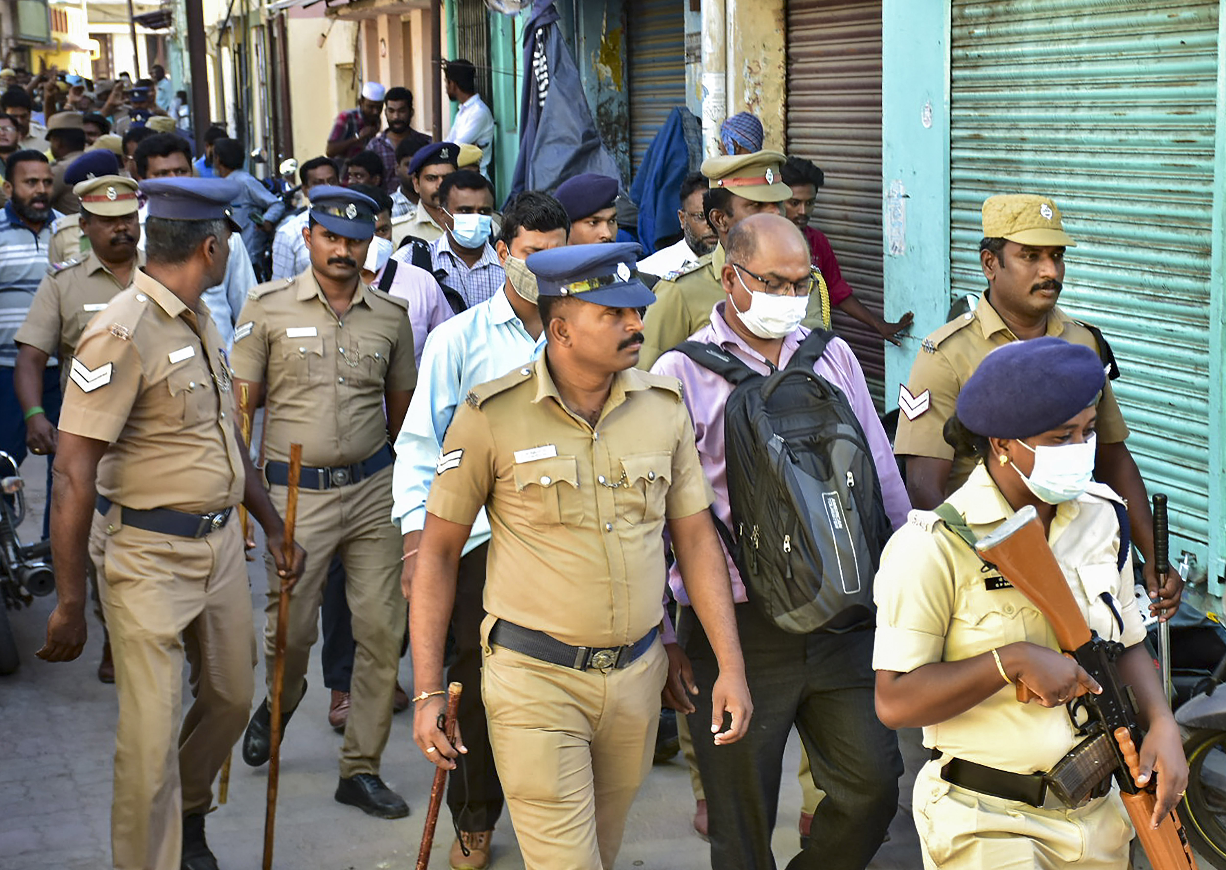 मदुराईत पॉप्युलर फ्रंट ऑफ इंडियाच्या (PFI) कार्यकर्त्यांच्या निवासस्थानी छापा टाकताना राष्ट्रीय तपास यंत्रणेचे (NIA) अधिकारी पोलीस कर्मचार्‍यांसह.