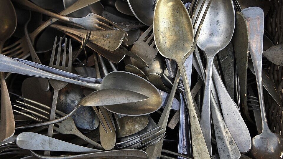 Spoon and Fork Cleaning स्टेनलेस स्टीलचे चमचे गंजलेत? 'या' सोप्या