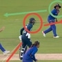 ৩০তম ওভারে রেনুকা যে বলে অ্যামি জোনসকে আউট করেন, চার্লি ডিন ক্রিজ ছেড়ে অন্তত কয়েক ফুট দূরে বেরিয়ে যান। বিষয়টি লক্ষ্য করেন দীপ্তি শর্মা। ছবি- টুইটার (@PeterDellaPenna)