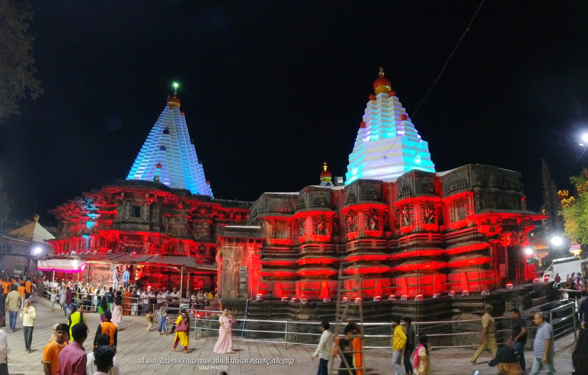 शारदीय नवरात्र उत्सवाला आजपासून सुरुवात झाली आहे. कोल्हापूरच्या करवीर निवासिनी अंबाबाई मंदिराला नवरात्रौत्सवानिमित्त आकर्षक रोषणाई करण्यात आलीय.
