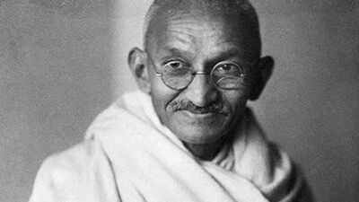 महात्मा ("महान आत्मा") गांधी म्हणून ओळखले जाणारे मोहनदास करमचंद गांधी यांच्या जयंतीनिमित्त दरवर्षी देशभरात गांधी जयंती साजरी केली जाते. भारताच्या स्वातंत्र्य चळवळीत आणि त्यांच्या जीवनातील तत्त्वज्ञानात मोठे योगदान असलेल्या दिग्गज नेत्याबद्दल काही कमी ज्ञात तथ्ये येथे आहेत. <p>महात्मा ("महान आत्मा") गांधी म्हणून ओळखले जाणारे मोहनदास करमचंद गांधी यांच्या जयंतीनिमित्त दरवर्षी देशभरात गांधी जयंती साजरी केली जाते. भारताच्या स्वातंत्र्य चळवळीत आणि त्यांच्या जीवनातील तत्त्वज्ञानात मोठे योगदान असलेल्या दिग्गज नेत्याबद्दल काही कमी ज्ञात तथ्ये येथे आहेत.</p>