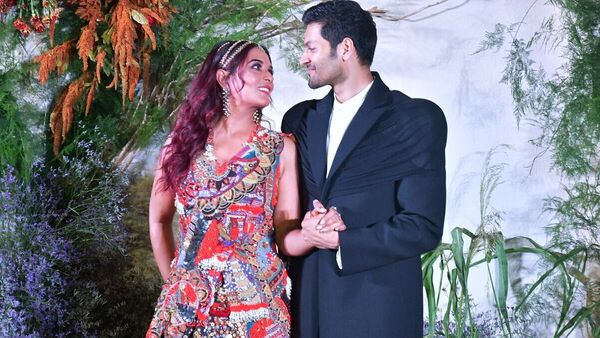 মঙ্গলবার মুম্বইয়ের ওয়েডিং রিসেপশনে রিচা ও আলি (ANI photo) মঙ্গলবার মুম্বইয়ের ওয়েডিং রিসেপশনে রিচা ও আলি (ANI photo)