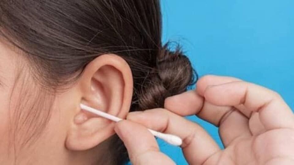 कान स्वच्छ करण्यासाठी इअरबड्स वापरताय? सावधान! होऊ शकता हे साइड