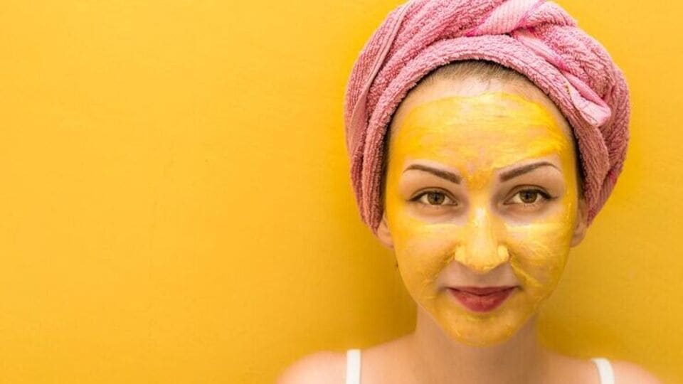 Haldi Face Pack हळदीचा फेस पॅक लावल्याने त्वचेला मिळतील अनेक फायदे