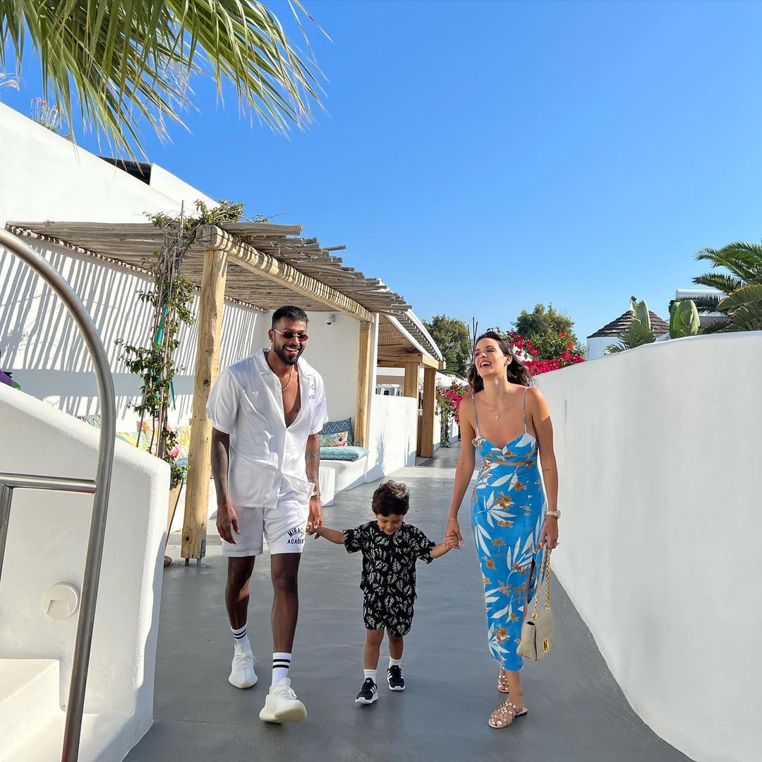 विशेष म्हणजे, हार्दिकची पत्नी नताशा स्टॅनकोविकने इंस्टाग्रामवर एक खास व्हिडिओ शेअर करुन आपल्या पतीला वाढदिवसाच्या शुभेच्छा दिल्या आहेत. तसेच, हार्दिकनेही स्वताच्या वाढदिवसानिमित्त एक व्हिडिओ पोस्ट केला आहे. यामध्ये तो मुलगा अगस्त्यसोबत दिसत आहे. या व्हिडीओच्या कॅप्शनमध्ये हार्दिकने लिहिले आहे की, “माझ्या वाढदिवसाच्या दिवशी मला माझ्या मुलाची आठवण येत आहे. मला मिळालेली ही सर्वोत्तम भेट आहे." विशेष म्हणजे, हार्दिकची पत्नी नताशा स्टॅनकोविकने इंस्टाग्रामवर एक खास व्हिडिओ शेअर करुन आपल्या पतीला वाढदिवसाच्या शुभेच्छा दिल्या आहेत. तसेच, हार्दिकनेही स्वताच्या वाढदिवसानिमित्त एक व्हिडिओ पोस्ट केला आहे. यामध्ये तो मुलगा अगस्त्यसोबत दिसत आहे. या व्हिडीओच्या कॅप्शनमध्ये हार्दिकने लिहिले आहे की, “माझ्या वाढदिवसाच्या दिवशी मला माझ्या मुलाची आठवण येत आहे. मला मिळालेली ही सर्वोत्तम भेट आहे."