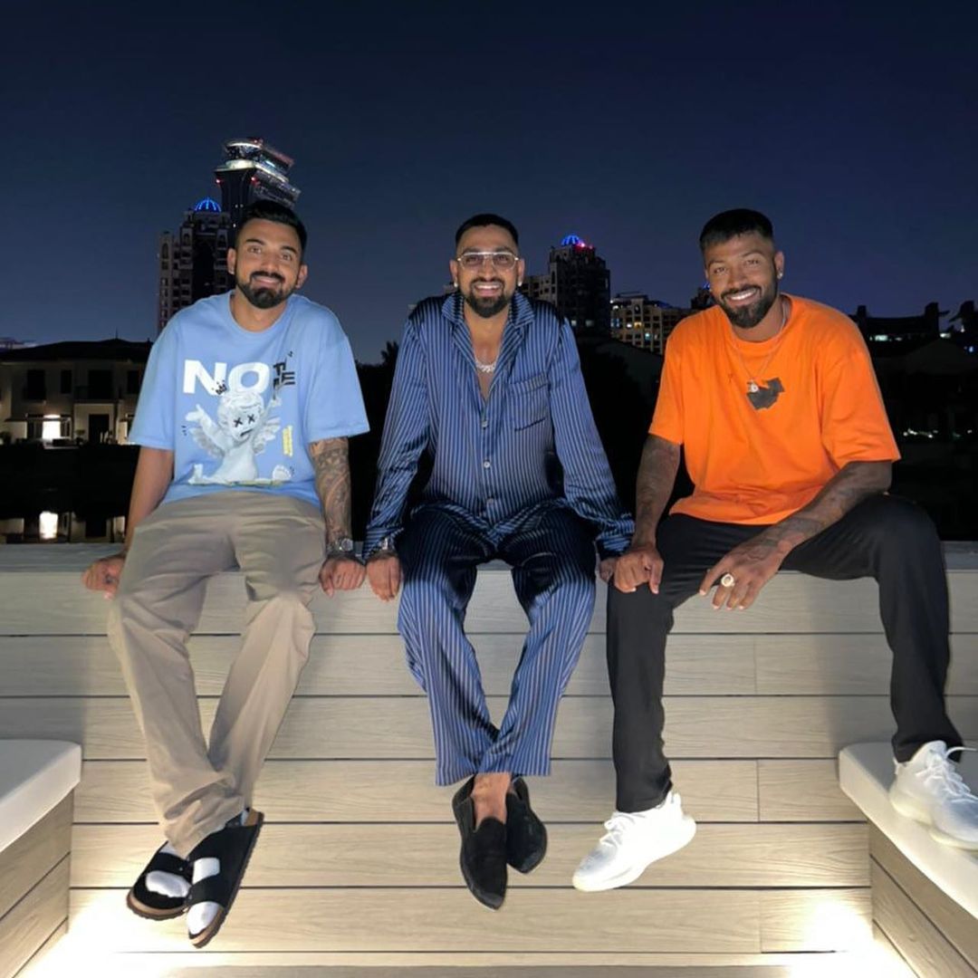 सोबतच, केएल राहुलने हार्दिकला शुभेच्छा देताना त्याला मोठा खेळाडू म्हटले आहे. यानंतर हार्दिकचा भाऊ कृणाल पांड्यानेही हार्दिकसाठी एक भावनिक व्हिडिओ शेअर केला आहे. यामध्ये त्याचे आणि हार्दिकचे फोटो दिसत आहेत. सोबतच व्हिडिओत हार्दिक आणि त्याच्या वडिलांचा एक जुना फोटोही आहे. सोबतच, केएल राहुलने हार्दिकला शुभेच्छा देताना त्याला मोठा खेळाडू म्हटले आहे. यानंतर हार्दिकचा भाऊ कृणाल पांड्यानेही हार्दिकसाठी एक भावनिक व्हिडिओ शेअर केला आहे. यामध्ये त्याचे आणि हार्दिकचे फोटो दिसत आहेत. सोबतच व्हिडिओत हार्दिक आणि त्याच्या वडिलांचा एक जुना फोटोही आहे.