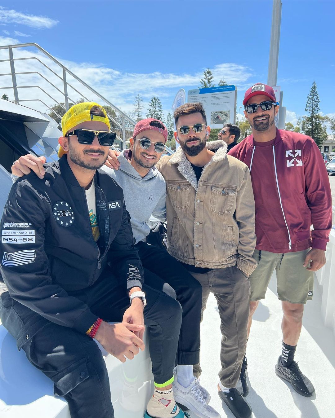 त्याचवेळी भारतीय संघाचा माजी कर्णधार विराट कोहलीने एक फोटो इंस्टाग्रामवर शेअर केला आहे. या फोटोत विराट कोहलीशिवाय दीपक हुडा, हर्षल पटेल आणि अक्षर पटेल दिसत आहेत. त्याचवेळी भारतीय संघाचा माजी कर्णधार विराट कोहलीने एक फोटो इंस्टाग्रामवर शेअर केला आहे. या फोटोत विराट कोहलीशिवाय दीपक हुडा, हर्षल पटेल आणि अक्षर पटेल दिसत आहेत.