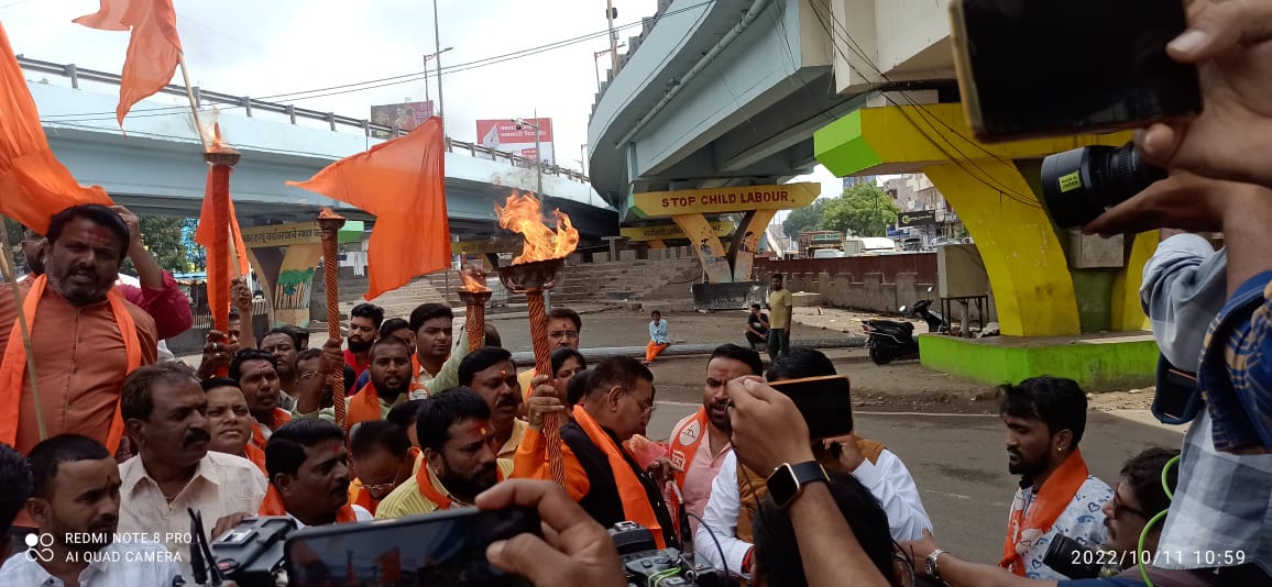 Thackeray Group Symbol : निवडणूक आयोगानं ठाकरे गटाला 'शिवसेना- उद्धव बाळासाहेब ठाकरे' असं नाव आणि मशाल हे चिन्ह बहाल केलं आहे. त्यानंतर आता शिवसैनिकांनी जल्लोष केला आहे.