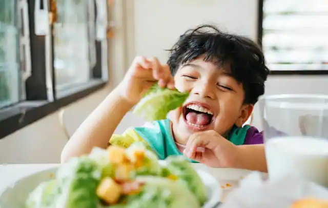 मुलांना सकस आहार द्या - मुले पौष्टिक आहार घेतात तेव्हा त्यांना चांगली झोप लागते. विशेषतः रात्रीच्या वेळी मुलांना सकस आहार आणि दूध द्या. मुलांना सकस आहार द्या - मुले पौष्टिक आहार घेतात तेव्हा त्यांना चांगली झोप लागते. विशेषतः रात्रीच्या वेळी मुलांना सकस आहार आणि दूध द्या.