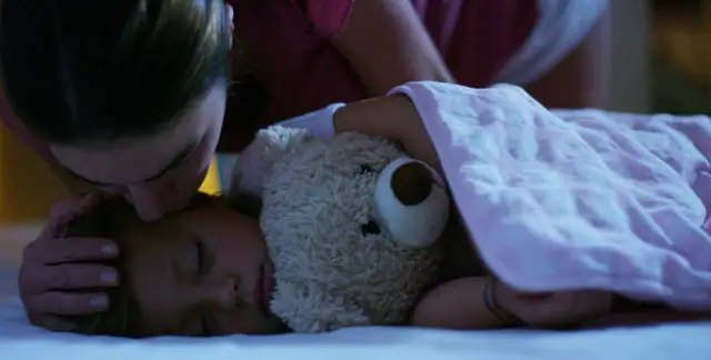 बाळाच्या डोक्याला मसाज करा - हा सर्वोत्तम मार्ग आहे. मुलांचे डोके आरामात दाबल्याने किंवा केसांना कुरवाळल्याने मुलांना चांगली झोप लागते.