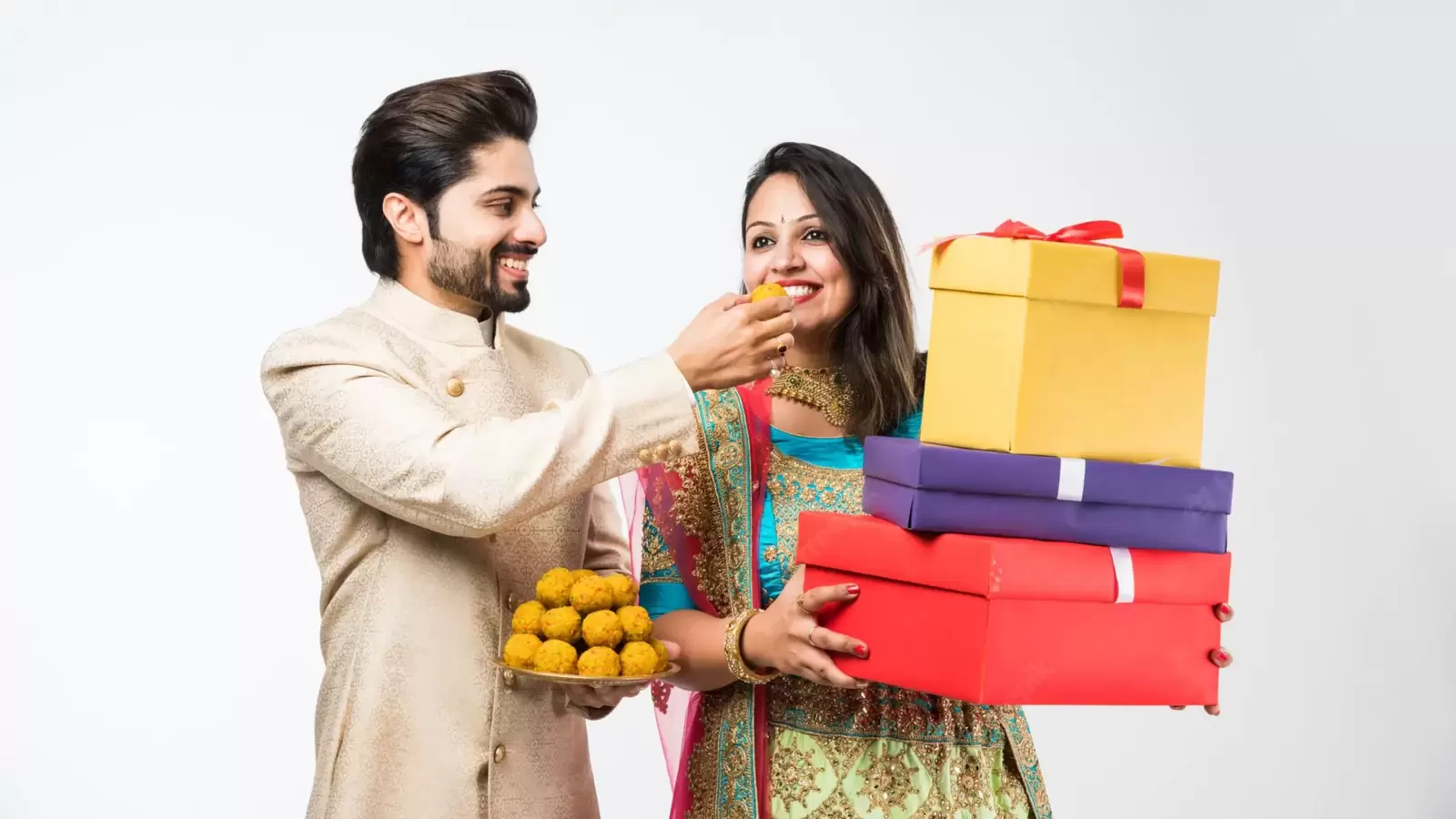 Diwali Padwa म्हणजे पारंपारिक 'व्हॅलेंटाईन डे'च! बायकोला गिफ्ट द्यायला  लागतंय | Diwali Padwa 2023 You Know Diwali Padwa Is Traditional Valentine's  Day Husbands Give Gifts To Their Wife Relationship ...