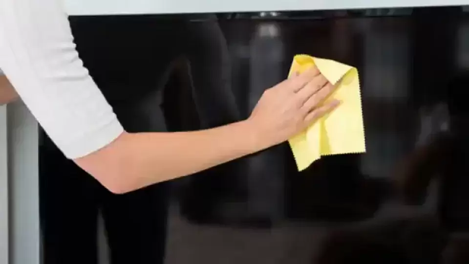 टीव्ही साफ करताना लक्षात ठेवा या गोष्टी, होणार नाही पश्चातापdiwali